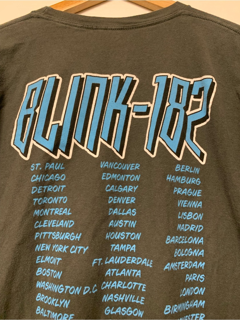 Blink 182 T-Shirt Anime Bunny Girl - Picture 4 of 6